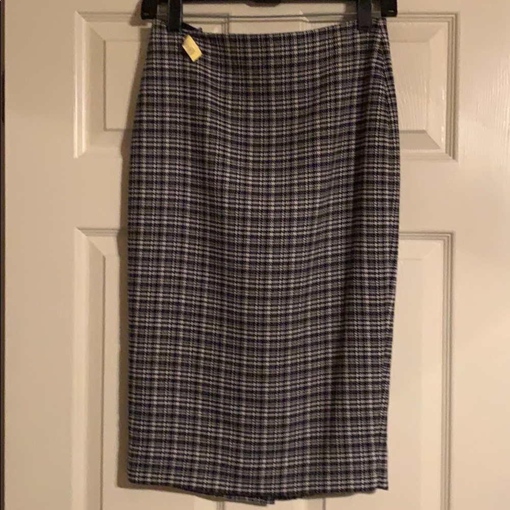 Black and white houndstooth pencil skirt